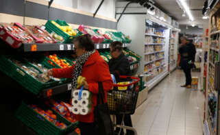 Varias personas hacen la compra en un supermercado. EFE/ Alejandro Lopez