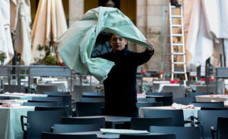 MADRID, 02/02/2023.- Un camarero prepara las mesas de una terraza en el centro de la capital, este jueves. La Seguridad Social ha perdido en enero 215.047 afiliados de media tras el fin de la campaña navideña, mientras que el paro registrado ha repuntado en 70.744 personas en un mes habitualmente malo para el mercado laboral. Según ha informado este jueves el Ministerio de Inclusión, Seguridad Social y Migraciones, la caída de enero es similar a la de otros arranques del año y deja el total en 20.081.224 afiliados, 10.638.367 hombres y 9.442.857 mujeres, 454.063 más que hace un año. EFE/ Eduardo Oyana