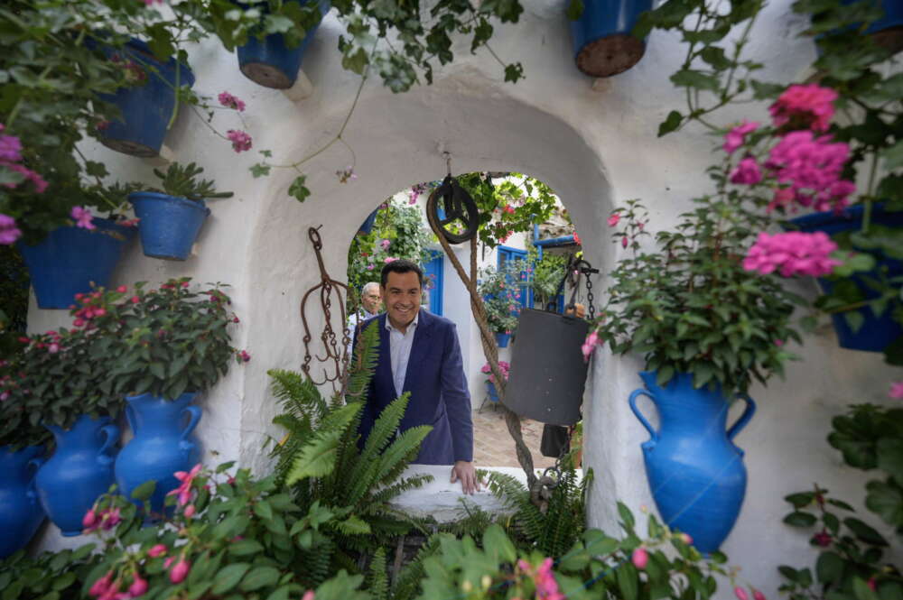 Juan Manuel Moreno, durante una visita a un patio de Córdoba, ciudad gobernada por el PP. / Rafa Alcaide EFE