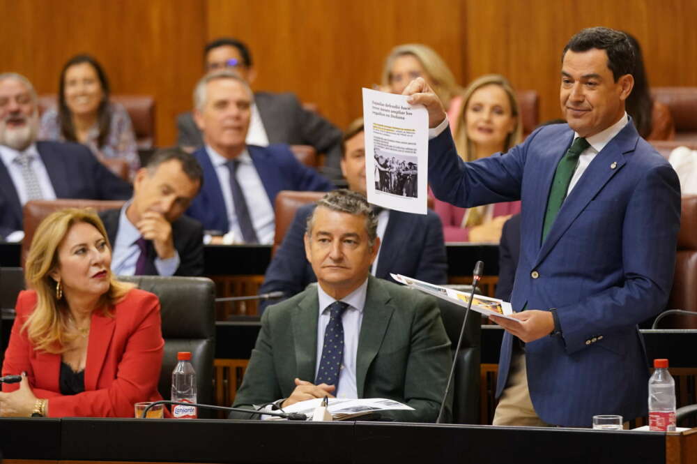 El presidente de la Junta de Andalucía, Juanma Moreno, durante la sesión de control de este jueves protagonizada por el debate sobre los regadíos en el entorno de Doñana.