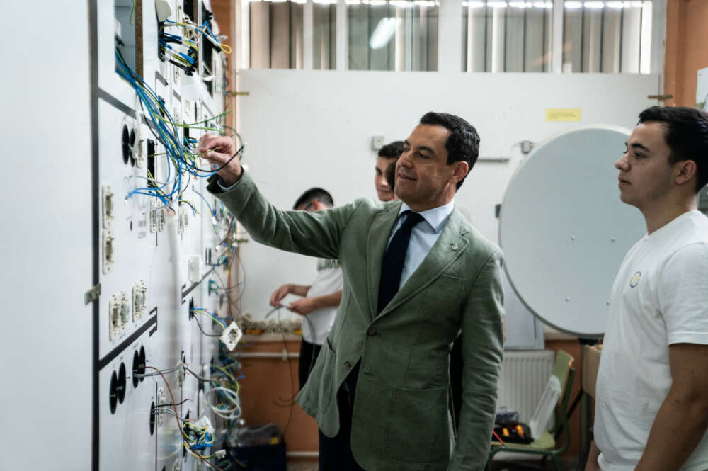 Juanma Moreno, en una reciente visita al centro de FP Axati, en Lora del Río (Sevilla).