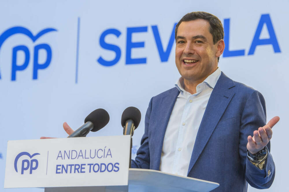 SEVILLA. 11/05/2023. - El presidente del PP andaluz y de la Junta, Juanma Moreno, en la apertura de campaña electoral en la Plaza Albaycin del barrio de Sevilla Este, donde ha presentado al candidato a la alcaldía de Sevilla, José Luis Sanz. EFE/ Raúl Caro.