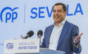 SEVILLA. 11/05/2023. - El presidente del PP andaluz y de la Junta, Juanma Moreno, en la apertura de campaña electoral en la Plaza Albaycin del barrio de Sevilla Este, donde ha presentado al candidato a la alcaldía de Sevilla, José Luis Sanz. EFE/ Raúl Caro.