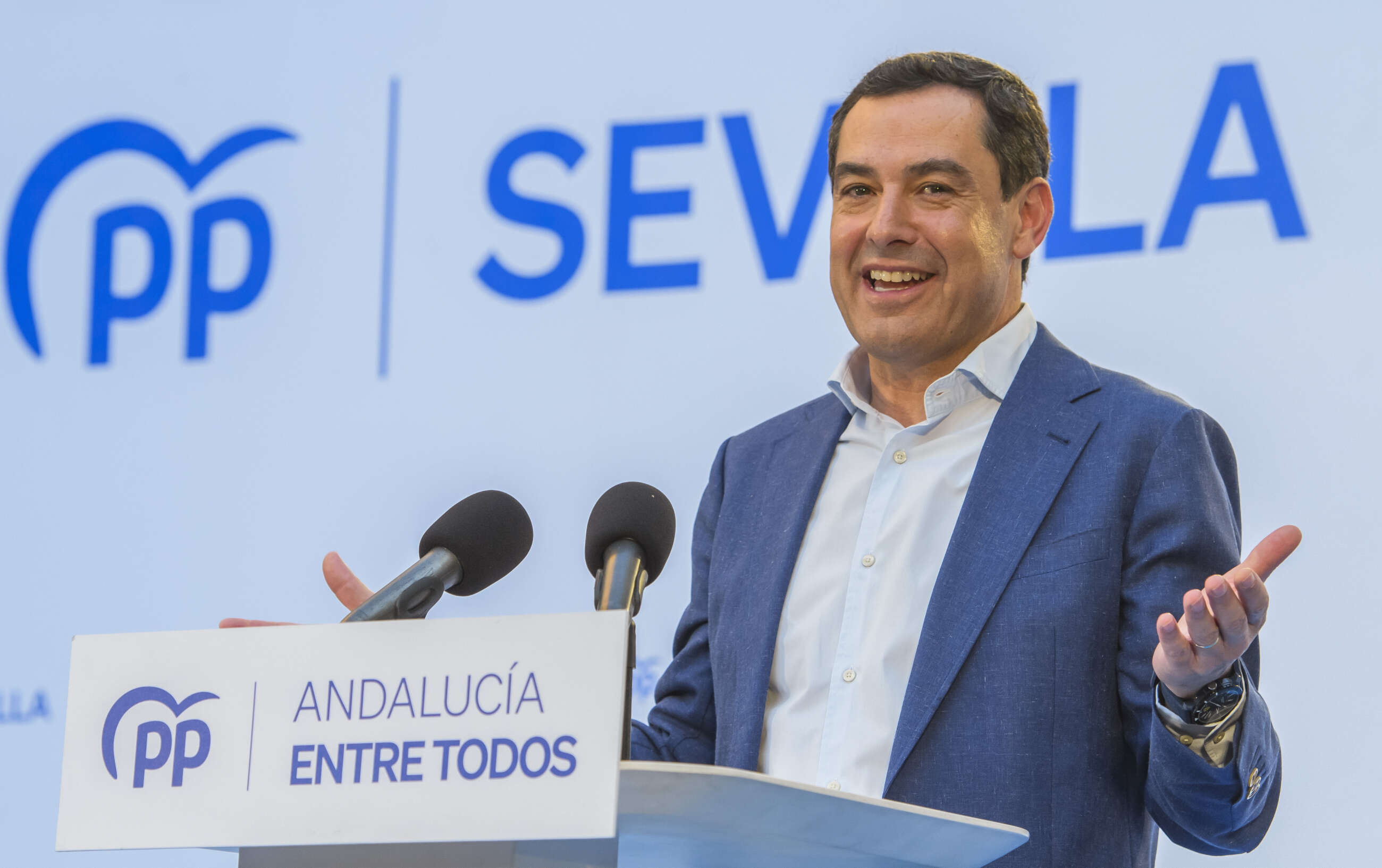 SEVILLA. 11/05/2023. - El presidente del PP andaluz y de la Junta, Juanma Moreno, en la apertura de campaña electoral en la Plaza Albaycin del barrio de Sevilla Este, donde ha presentado al candidato a la alcaldía de Sevilla, José Luis Sanz. EFE/ Raúl Caro.