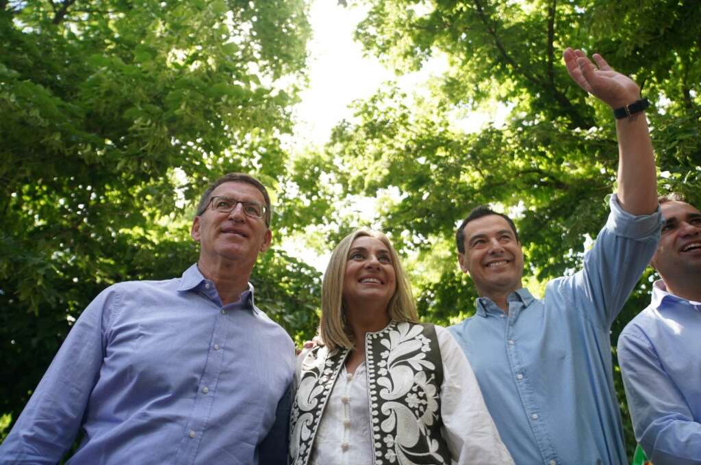 Marifrán Carazo, candidata del PP a la alcaldía de Granada, flanqueada por Alberto Núñez Feijóo y por Juanma Moreno, en un mitin de precampaña el 6 de mayo.