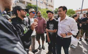 El alcalde Paco Cuenca, en una imagen de campaña junto a unos jóvenes en Granada.