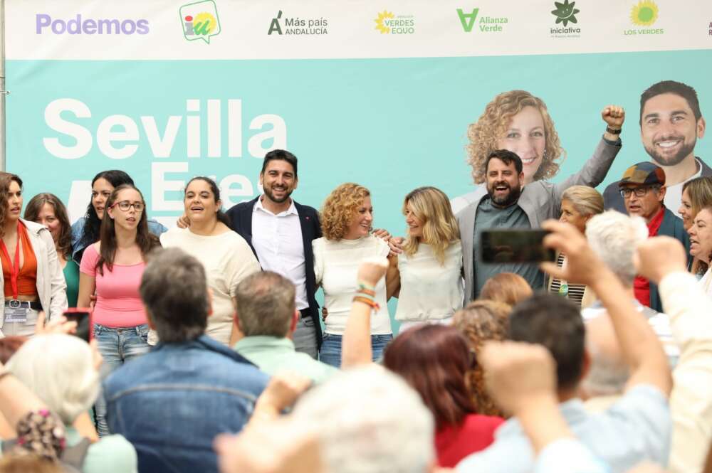 Yolanda Díaz, en el acto que ha protagonizado este lunes, con la candidata de Con Andalucía, Susana Hormillo (a su derecha) de Podemos, en el parque de San Jerónimo de Sevilla.