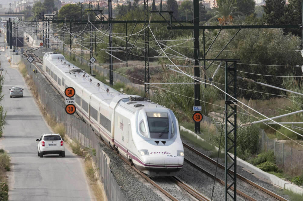 MURCIA, 26/10/2022.- Adif ha empezado este miércoles a realizar las últimas pruebas de la línea de Alta Velocidad entre Murcia y Orihuela con trenes similares a los que enlazarán la capital con Madrid. EFE/Marcial Guillén