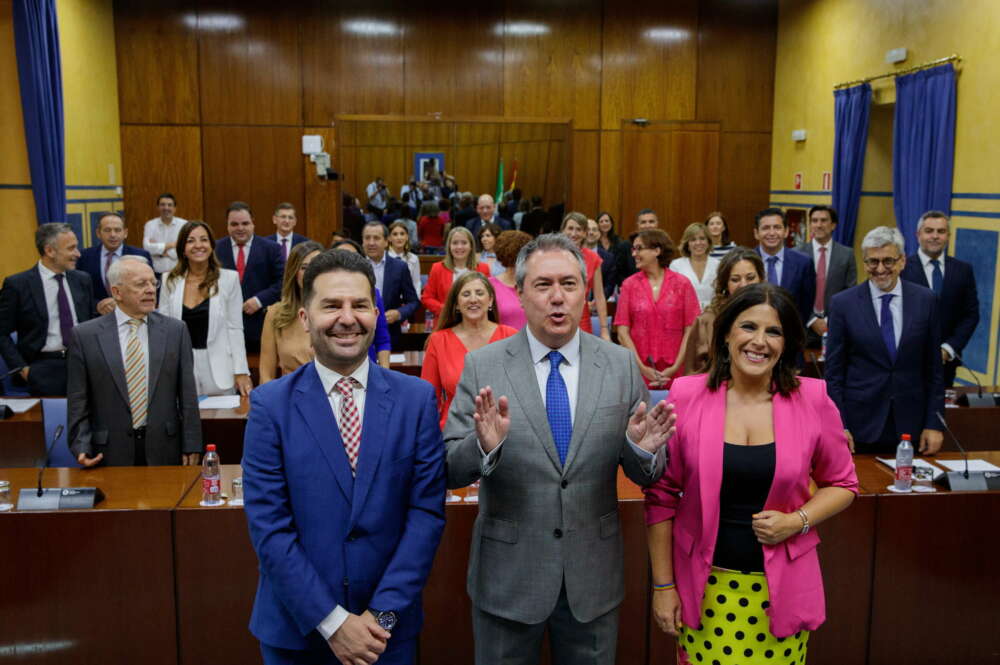 Juan Espadas junto a Ángeles Ferriz y Noel López, números 2 y 3 del PSOE andaluz, en la constitución de la XII legislatura.