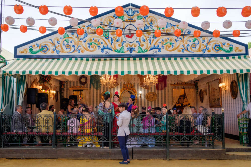 SEVILLA, 28/04/2023.- Una caseta esta tarde en el Real de la Feria de Abril de Sevilla, donde sevillanos y visitantes apuran las últimas horas de fiesta en el penúltimo día de feria. EFE/ Julio Muñoz