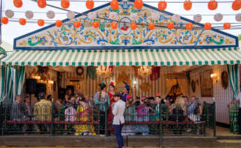 SEVILLA, 28/04/2023.- Una caseta esta tarde en el Real de la Feria de Abril de Sevilla, donde sevillanos y visitantes apuran las últimas horas de fiesta en el penúltimo día de feria. EFE/ Julio Muñoz