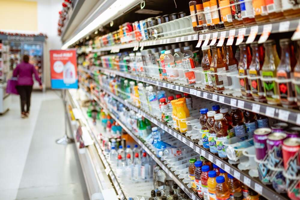 Stand de bebidas en un supermercado. Foto: Pixabay
