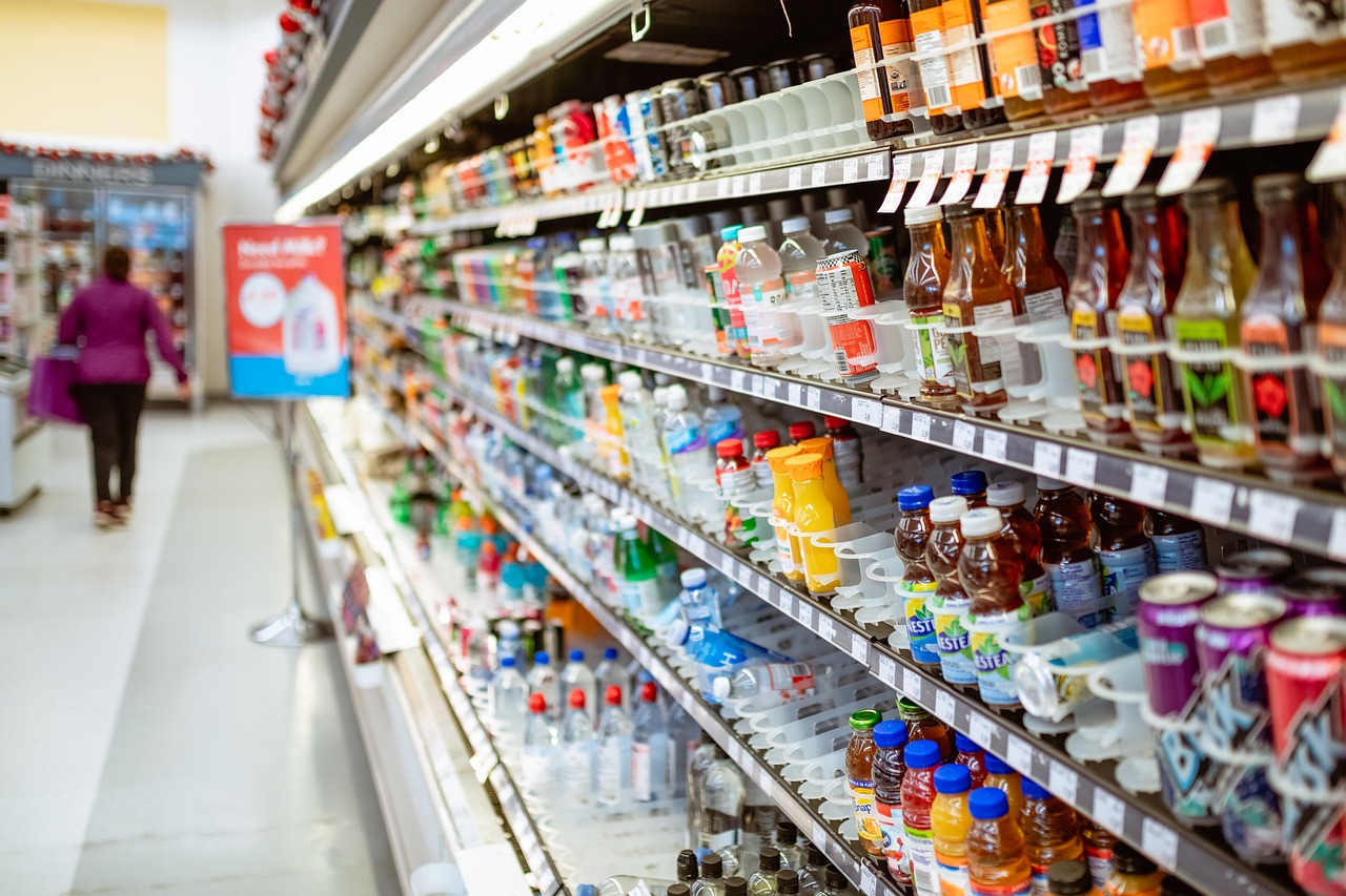 Stand de bebidas en un supermercado. Foto: Pixabay