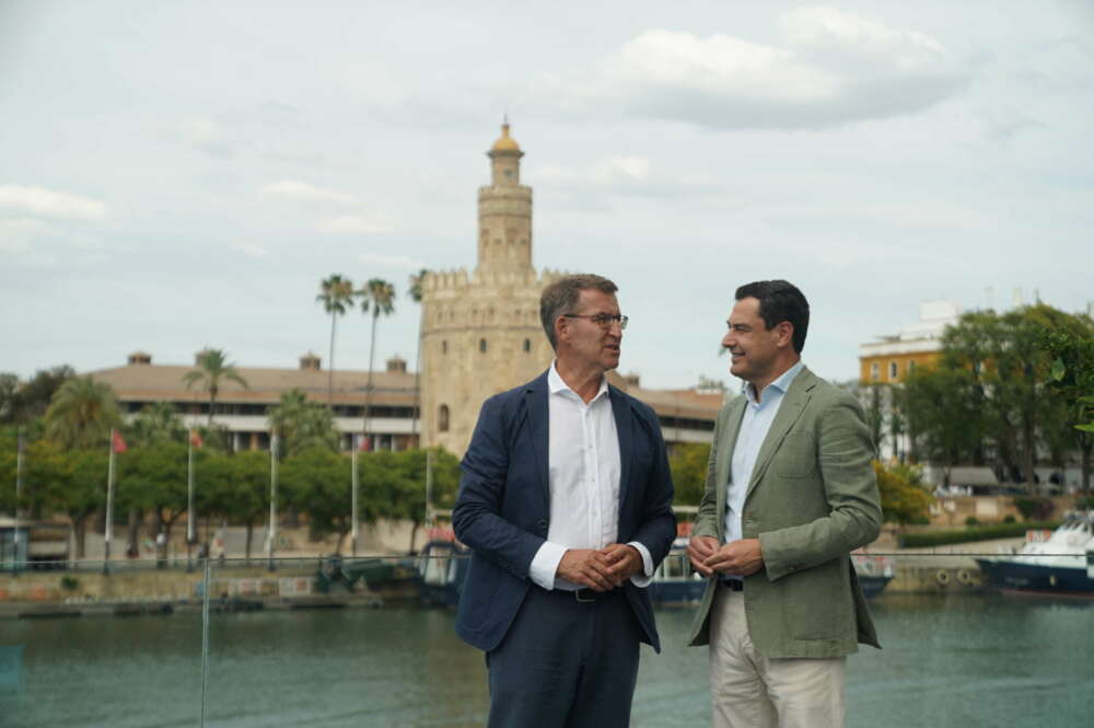 Alberto Núñez Feijóo y Juanma Moreno, tras la reunión de la Junta Directiva autonómica del PP celebrada en Sevilla este martes.