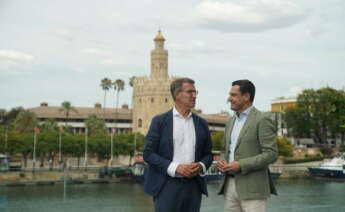 Alberto Núñez Feijóo y Juanma Moreno, tras la reunión de la Junta Directiva autonómica del PP celebrada en Sevilla este martes.