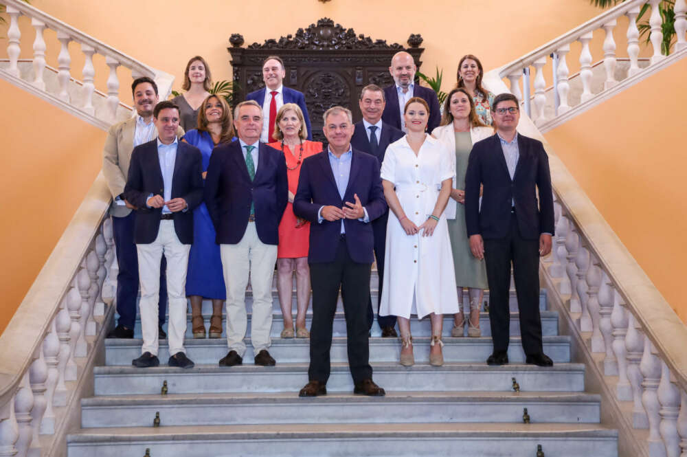 José Luis Sanz (centro) con los concejales que conformarán el equipo de gobierno del Ayuntamiento de Sevilla.