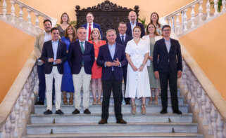 José Luis Sanz (centro) con los concejales que conformarán el equipo de gobierno del Ayuntamiento de Sevilla.