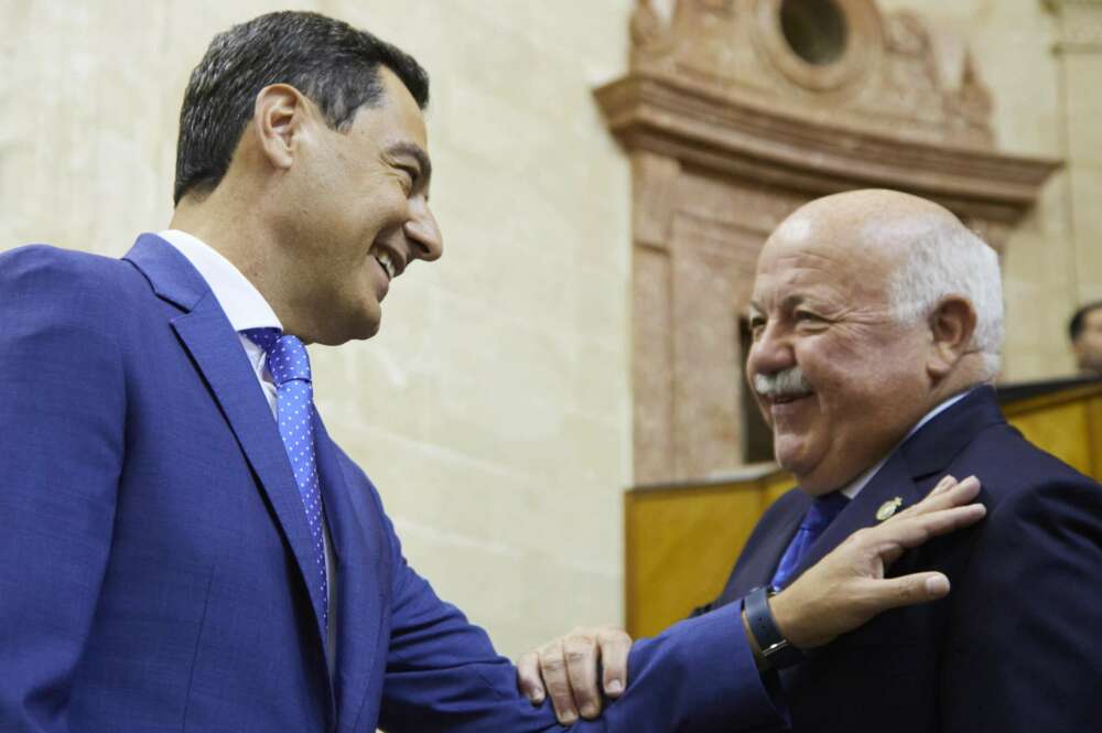 Juan Manuel Moreno Bonilla, presidente de la Junta de Andalucía, saluda a Jesús Aguirre, presidente del Parlamento andaluz, durante la comparecencia sobre la situación política de Andalucía.