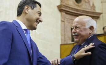 Juan Manuel Moreno Bonilla, presidente de la Junta de Andalucía, saluda a Jesús Aguirre, presidente del Parlamento andaluz, durante la comparecencia sobre la situación política de Andalucía.