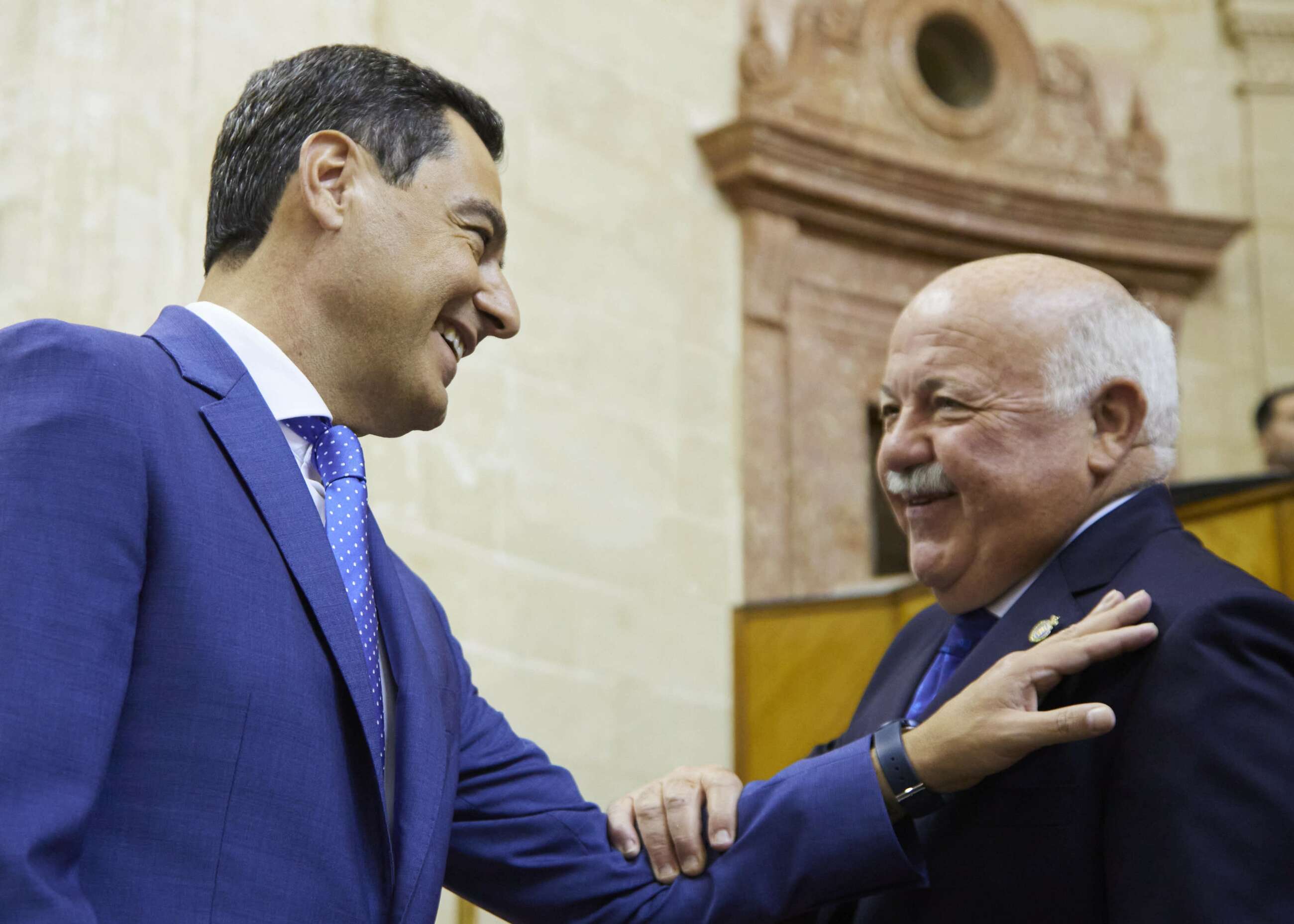Juan Manuel Moreno Bonilla, presidente de la Junta de Andalucía, saluda a Jesús Aguirre, presidente del Parlamento andaluz, durante la comparecencia sobre la situación política de Andalucía.