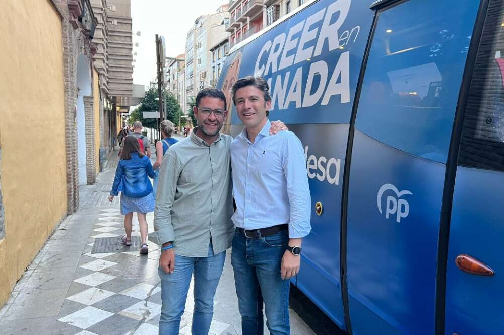 Jorge Saavedra Requena (izquierda) con su hermano, Jesús Saavedra Requena, parlamentario andaluz, Primer Teniente de Alcalde del Ayuntamiento de Granada y secretario de organización del PP de la provincia, en una imagen de la campaña de las municipales del 28M subida a su cuenta de Instagram.