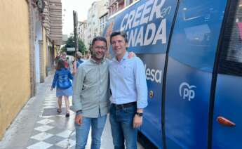 Jorge Saavedra Requena (izquierda) con su hermano, Jesús Saavedra Requena, parlamentario andaluz, Primer Teniente de Alcalde del Ayuntamiento de Granada y secretario de organización del PP de la provincia, en una imagen de la campaña de las municipales del 28M subida a su cuenta de Instagram.