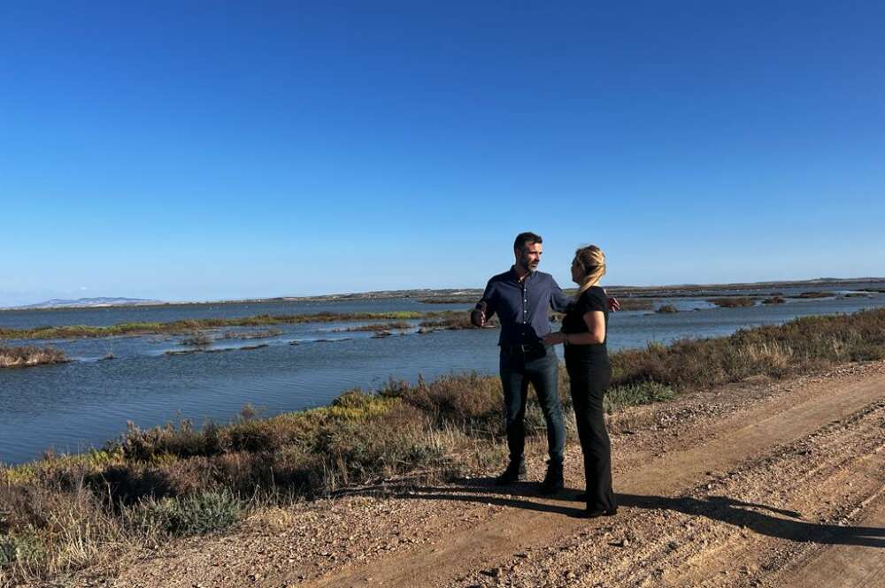 El consejero de Sostenibilidad, Ramón Fernández Pacheco, con la consejera de Hacienda y Fondos Europeos, Carolina España, en una visita a los terrenos de Veta la Palma.