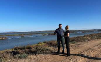 El consejero de Sostenibilidad, Ramón Fernández Pacheco, con la consejera de Hacienda y Fondos Europeos, Carolina España, en una visita a los terrenos de Veta la Palma.