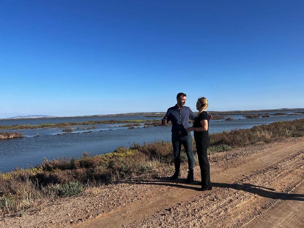 El consejero de Sostenibilidad, Ramón Fernández Pacheco, con la consejera de Hacienda y Fondos Europeos, Carolina España, en una visita a los terrenos de Veta la Palma.