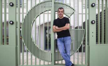 El fundador de Virus Total y artífice de la apuesta de Google por Málaga, Bernardo Quintero, posa en la puerta del nuevo Centro de Ciberseguridad de Google, durante la entrevista con la Agencia EFE. EFE/ Jorge Zapata