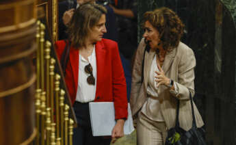 Hacienda, María Jesús Montero (d), y para la Transición Ecológica y el Reto Demográfico, Teresa Ribera (i) en el Congreso de los Diputados.