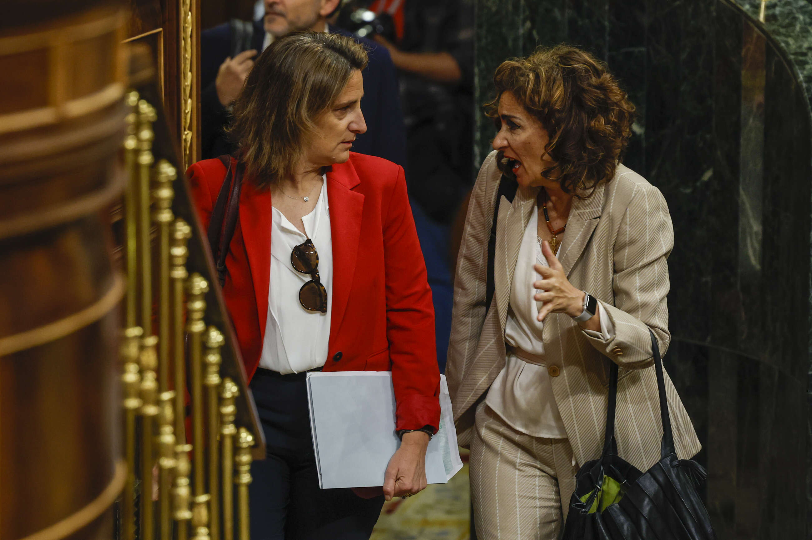 Hacienda, María Jesús Montero (d), y para la Transición Ecológica y el Reto Demográfico, Teresa Ribera (i) en el Congreso de los Diputados.