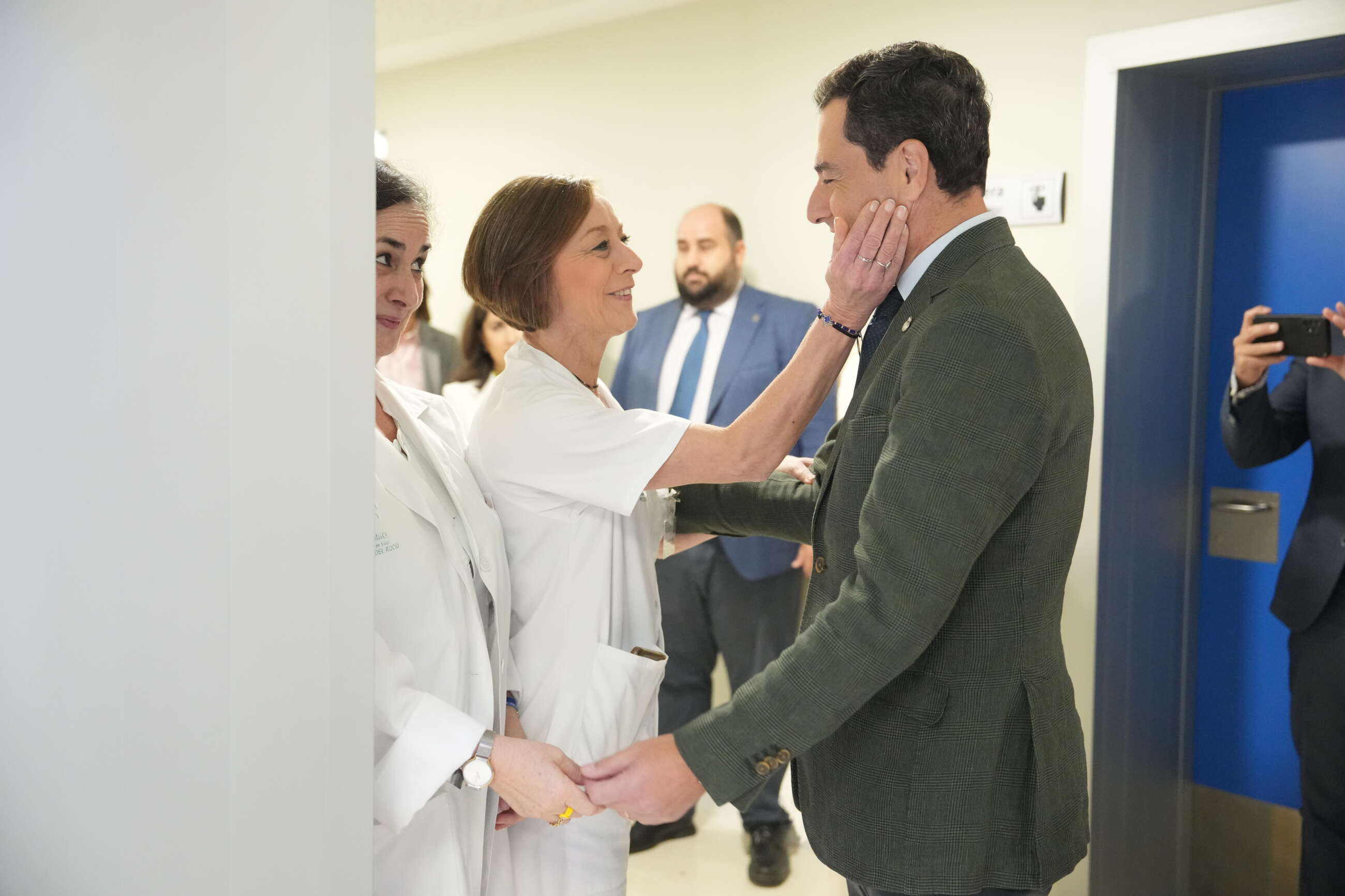 El presidente de la Junta de Andalucía, Juan Manuel Moreno, en su visita este lunes a Unidad de Oncología Radioterápica del Hospital Universitario Virgen del Rocío de Sevilla.