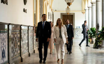 El presidente de la Junta de Andalucía con Marifrán Carazo, la consejera de Fomento que inicio el proceso de las ayudas para el alquiler (y hoy alcaldesa de Granada) y en segundo término, Rocío Díaz, actual titular de la cartera de Fomento del Gobierno andaluz.