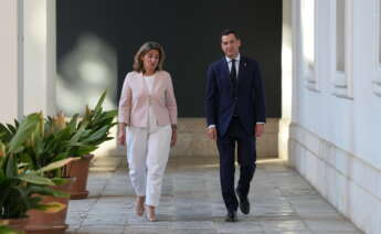 Juanma Moreno, presidente de la Junta de Andalucía, y Teresa Ribera, vicepresidenta tercera del Gobierno de España y ministra para la Transición Ecológica en funciones.