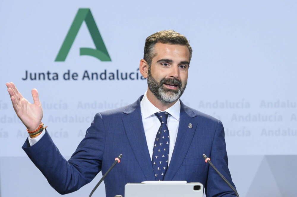 GRAFAND5382. SEVILLA, 03/10/2023.- El consejero de Sostenibilidad, Medio Ambiente y Economía Azul y portavoz del Gobierno, Ramón Fernández-Pacheco durante la rueda de prensa posterior al Consejo de Gobierno, que se ha celebrado hoy en el Palacio de San Telmo. EFE/ Raúl Caro.