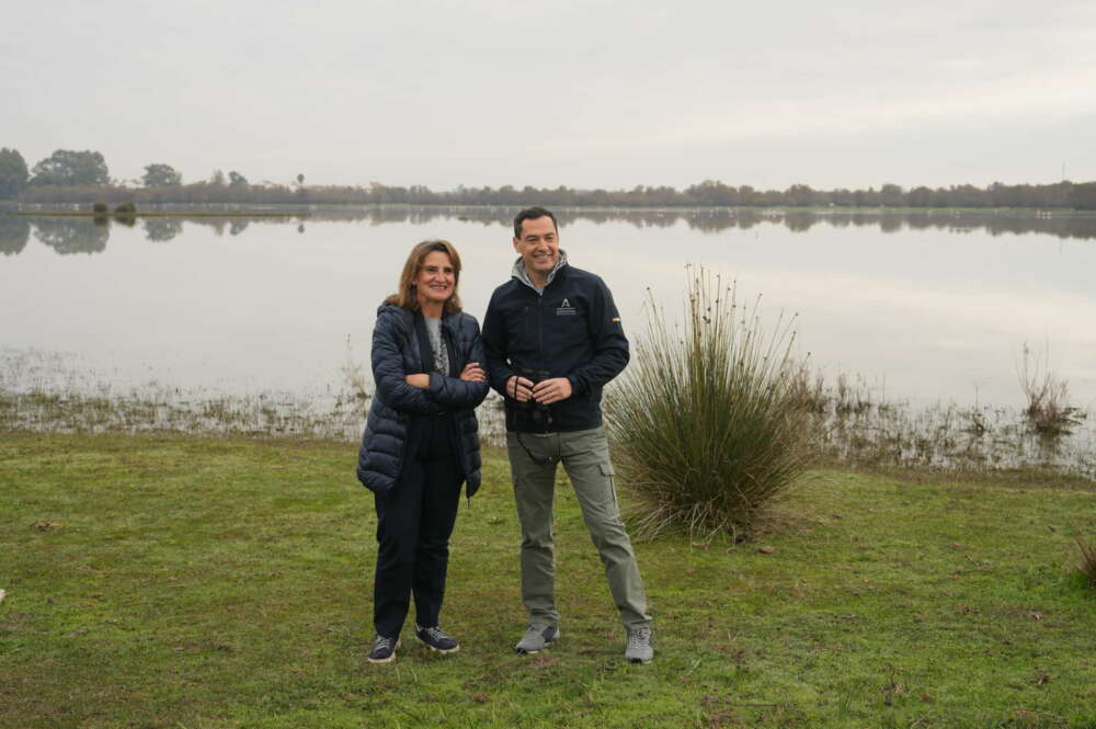 La vicepresidenta tercera y ministra de Transción Ecológica, Teresa Ribera, y el presidente de la Junta de Andalucía, Juanma Moreno, en el parque nacional, horas antes de firmar el Marco de Actuaciones para el desarrollo territorial sostenible del área de influencia del espacio natural de Doñana.