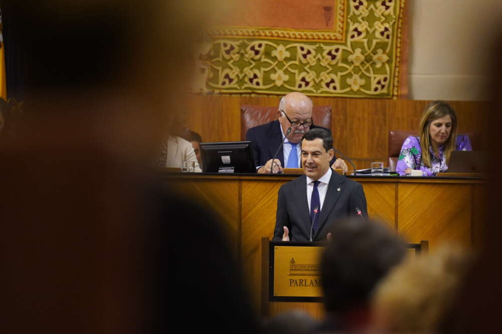 El presidente de la Junta de Andalucía, Juanma Moreno, desde la tribuna de oradores del Parlamento de Andalucía, en el debate del Estado de la Comunidad.