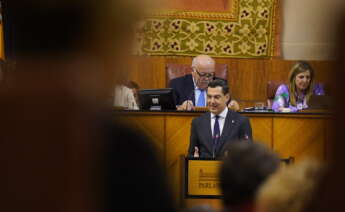 El presidente de la Junta de Andalucía, Juanma Moreno, desde la tribuna de oradores del Parlamento de Andalucía, en el debate del Estado de la Comunidad.