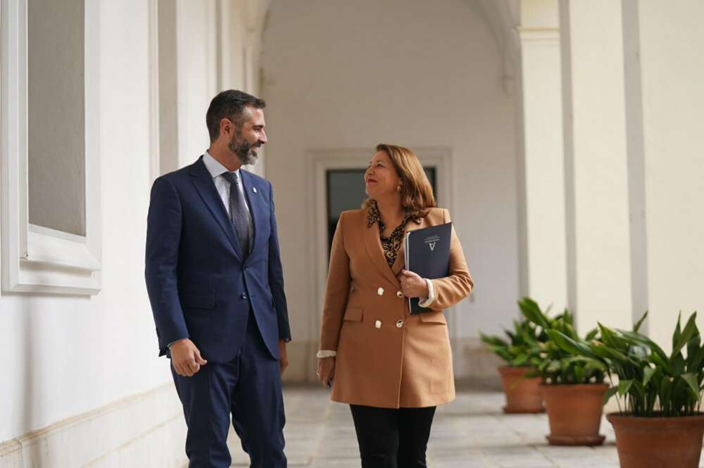 La consejera de Agricultura, Pesca, Agua y Desarrollo Rural, Carmen Crespo, y el portavoz del Gobierno Andaluz, Ramón Fernández Pacheco, a su llegada a la rueda de prensa del Consejo de Gobierno.