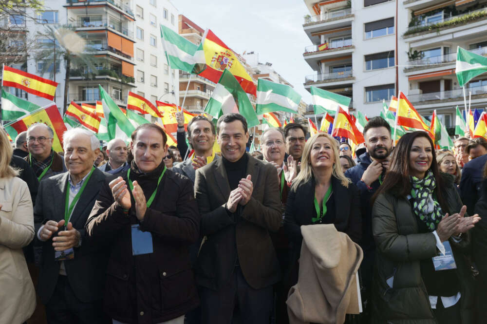 SEVILLA, 03/12/2023.- El presidente de la Junta de Andalucía, Juanma Moreno (c), durante la concentración 'En defensa de Andalucía y por la igualdad entre españoles' convocada por el Foro Economía y Sociedad hoy 3 de diciembre. EFE/ Jose Manuel Vidal