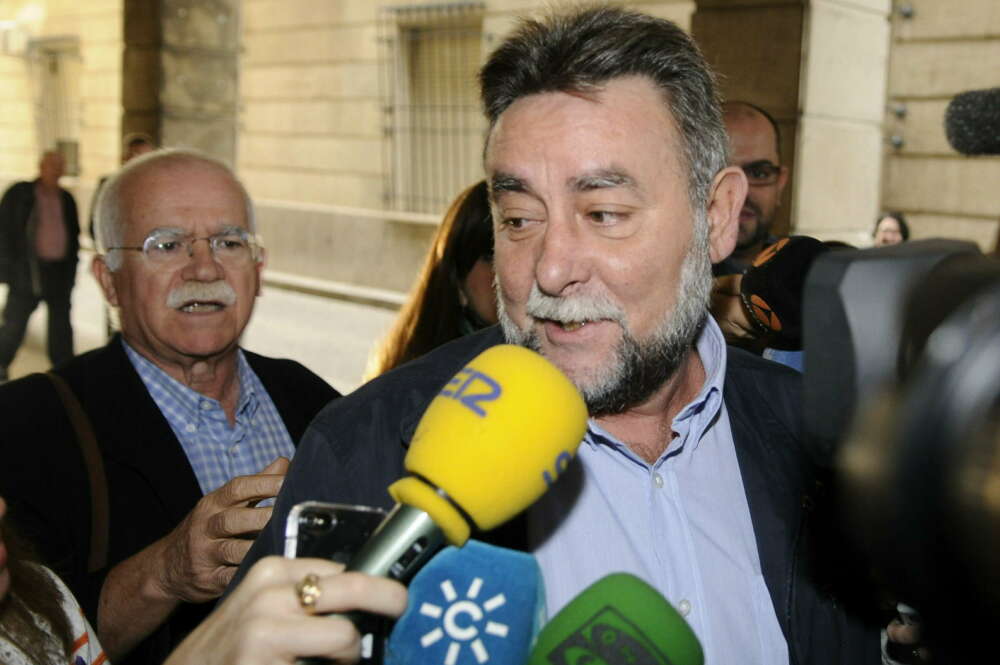 GRA002 SEVILLA, 03/11/2014.- El ex secretario general de UGT-A Francisco Fernández Sevilla, a su llegada para declarar como imputado ante el juez de Instrucción 9 de Sevilla, Juan Jesús García Vélez, que investiga el presunto fraude del sindicato mediante facturas falsas a través de las subvenciones para cursos de formación. EFE/ Raúl Caro.