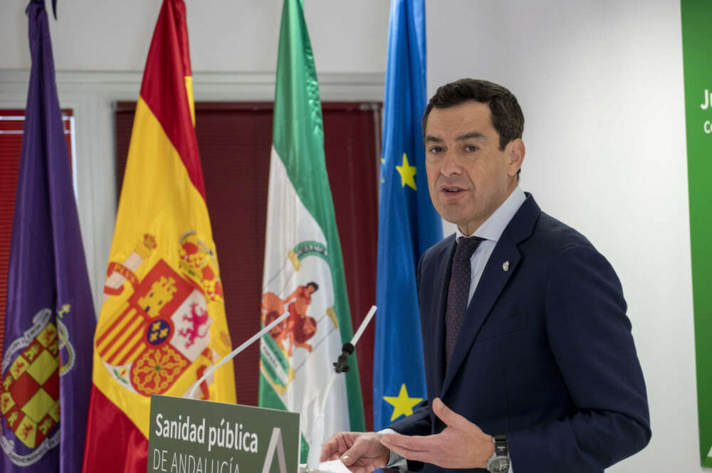 JAÉN, 19/01/2024.-El presidente de la Junta de Andalucía, Juanma Moreno, ha confirmado este viernes que la incidencia de la gripe y de las infecciones respiratorias en la comunidad ha alcanzado ya su punto máximo, por lo que ha vaticinado que a partir de ahora "lo normal es que baje, este viernes en el Hospital Universitario de Jaén. EFE/José Manuel Pedrosa