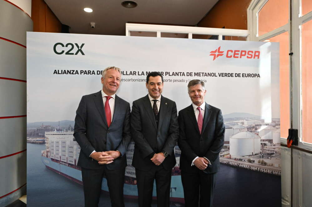 De izquierda a derecha el consejero delegado de Cepsa, Maarten Wetselaar; el presidente de la Junta de Andalucía, Juan Manuel Moreno Bonilla; y el consejero delegado de C2X, Brian Davis. Foto: Cepsa y C2X