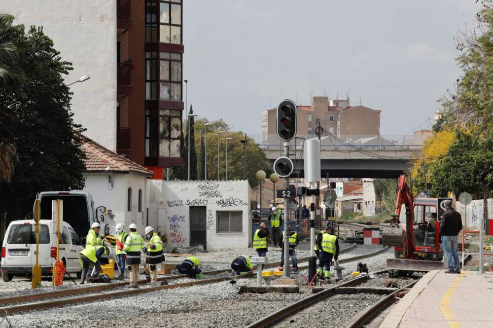 Trabajos en la estación del Carmen de Murcia para ensayar la apertura del primer tramo del AVE. Foto: EFE/ Juan Carlos Caval