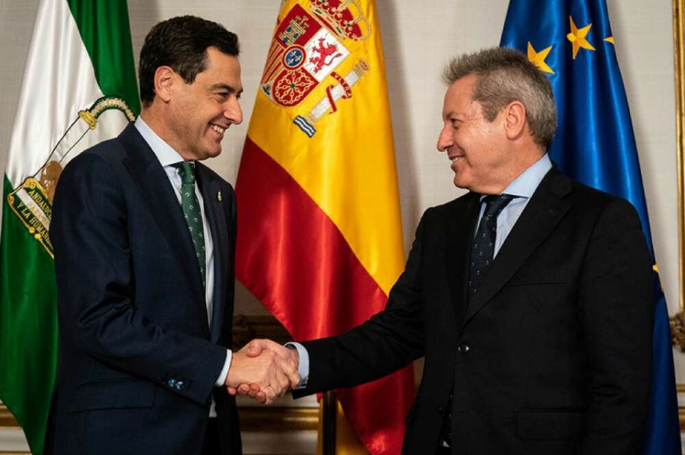 El presidente de la Junta, Juanma Moreno, posa junto al presidente de Airbus España, Alberto Gutiérrez. Junta de Andalucía
