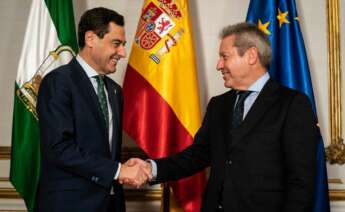 El presidente de la Junta, Juanma Moreno, posa junto al presidente de Airbus España, Alberto Gutiérrez. Junta de Andalucía