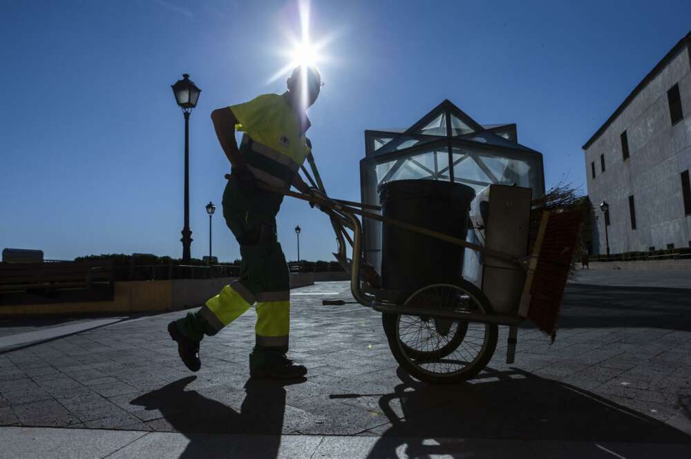 Un barrendero empuja su carro de limpieza. EFE/Ángeles Visdómine