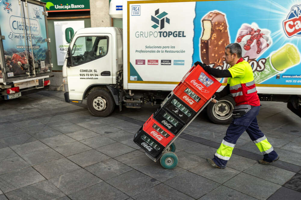 TOLEDO, 02/02/2024.- El empleo se resintió en enero, un mes habitualmente malo para el mercado laboral español, con 231.250 afiliados menos de media y un aumento del paro de 60.404 personas tras el fin de la campaña navideña. En la imagen, un trabajador en Toledo este viernes. EFE/Ismael Herrero