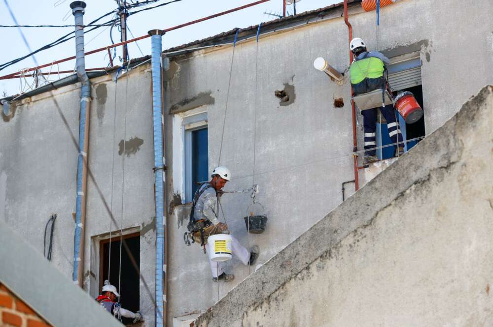 Trabajadores en reforma vivienda. EFE/ Mariscal Agencia Efe